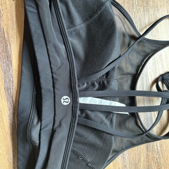 Lululemon size 6 high neck sports bra. Bra pads included. - Picture 4 of 4